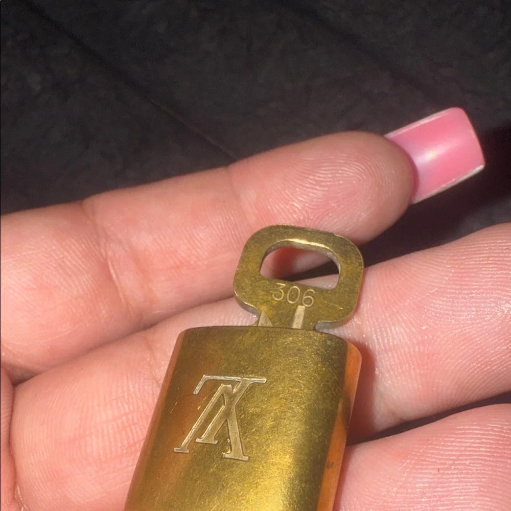 Louis Vuitton Gold Chain with Lock - Picture 4 of 5
